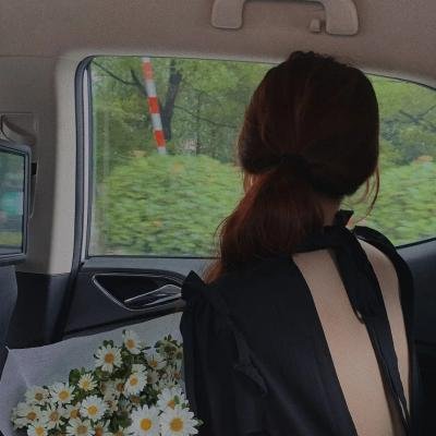 戴流苏耳环的少女